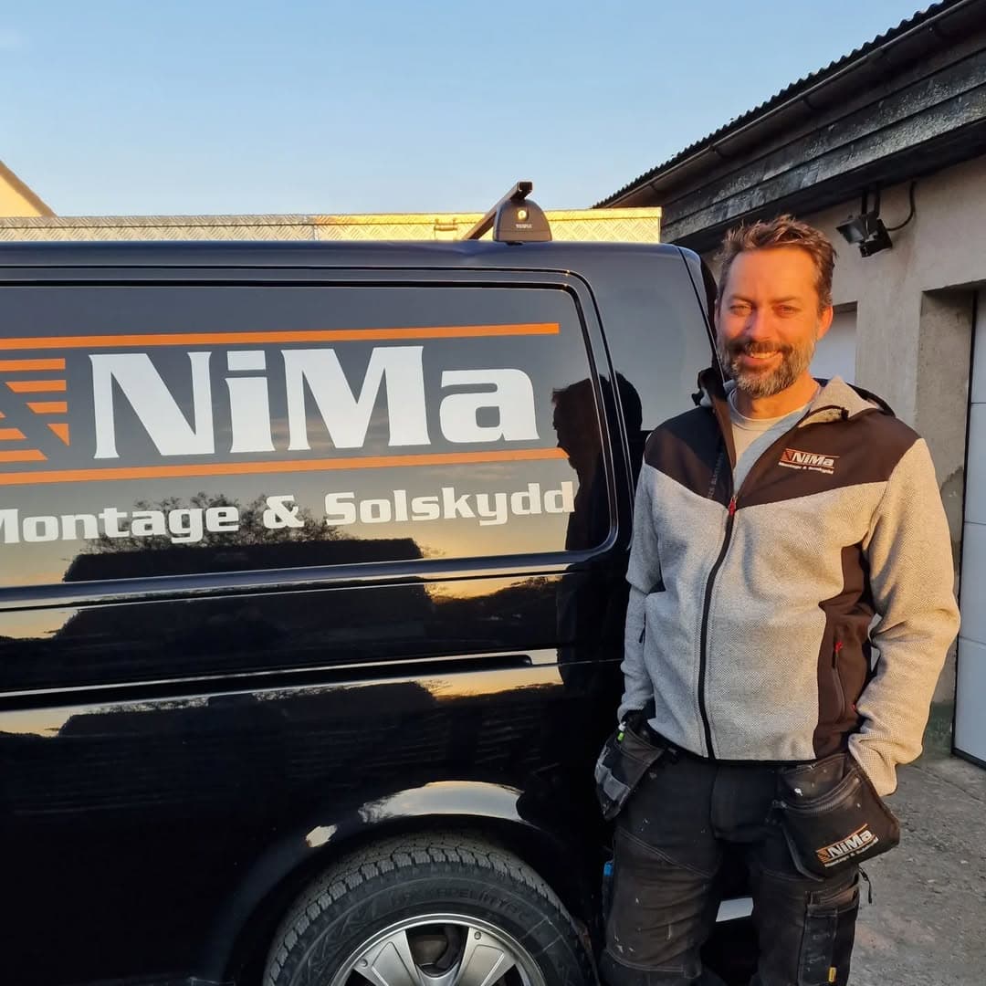 Markis installerad på uteplats med solskydd på Gotland
