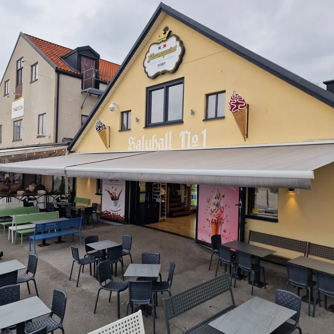 Automatisk markis monterad på Glassmagasinets restaurangfasad i Visby