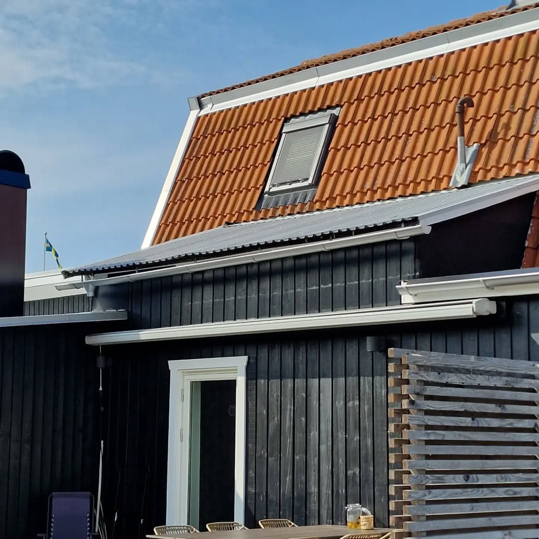 Velux takfönster med integrerat solskydd på Furulundsgatan i Visby